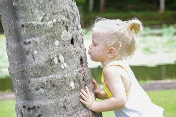 Ett Litet Barn Som Kramar Ett Träd Att Krama Ett — Stockfoto