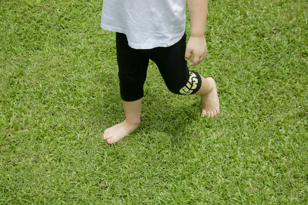 Yeşil Çimenlerde Yalın Ayak Koşan Bir Çocuk Yalın Ayak Yürümek — Stok fotoğraf