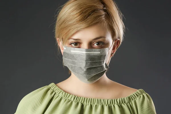 Mujer Caucásica Joven Que Usa Mascarilla Protectora Facial Para Prevenir —  Fotos de Stock