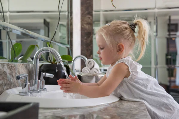 Mytí Rukou Rozkošný Roky Stará Běloška Dívka Mytí Rukou Koupelně — Stock fotografie