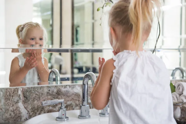 Händewaschen Liebenswertes Jähriges Kaukasisches Mädchen Das Sich Waschbecken Des Badezimmers — Stockfoto