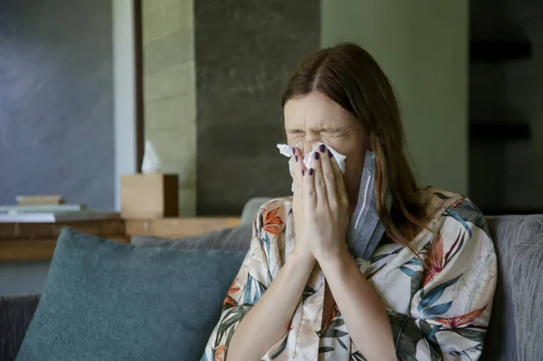 Mujer Joven Casa Con Síntomas Gripe Brote Coronavirus Concepto Autocuarentena —  Fotos de Stock