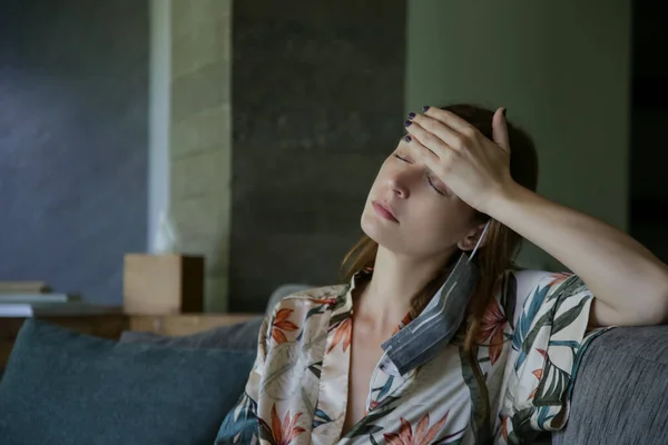 Grip belirtileri gösteren genç bir kadın. Coronavirüs salgını ve kendini karantinaya alma kavramı. 