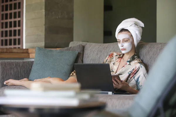 Jovem Mulher Sentada Casa Com Máscara Beleza Frente Seu Laptop — Fotografia de Stock