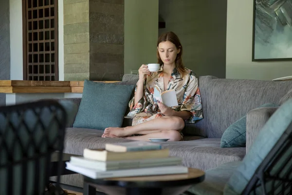 Mujer Joven Relajándose Casa Leyendo Libro Tiempo Acogedor Casa — Foto de Stock