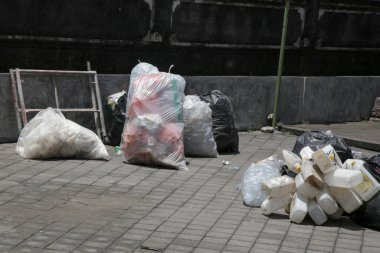 Bali 'nin atık krizi. Bali 'nin sokağında tam plastik çöp torbaları. 