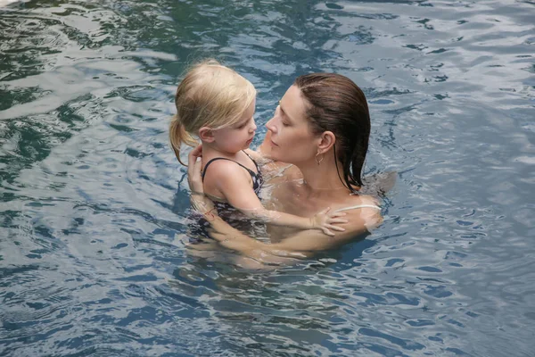 Mutter Und Ihr Kleines Mädchen Genießen Einen Tag Pool Sommerferienkonzept — Stockfoto