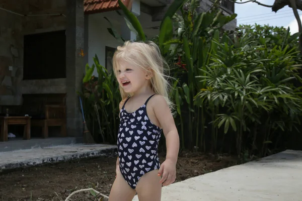 Sevimli Sarışın Küçük Kız Havuzda Eğleniyor Yaz Tatili Kavramı — Stok fotoğraf