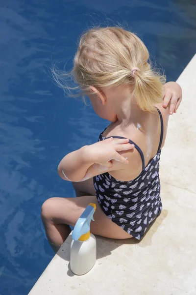 Menina Pequena Bonito Aplicando Protetor Solar Creme Proteção Loção Bloqueio — Fotografia de Stock