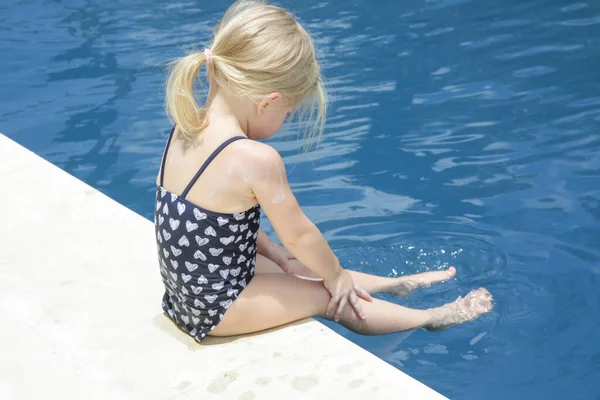 Entzückende Blonde Kleinkind Mädchen Genießen Den Tag Pool Sommerferienkonzept — Stockfoto