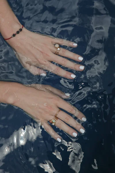 Frauenhände Mit Weißem Nagellack Blauen Wasser — Stockfoto