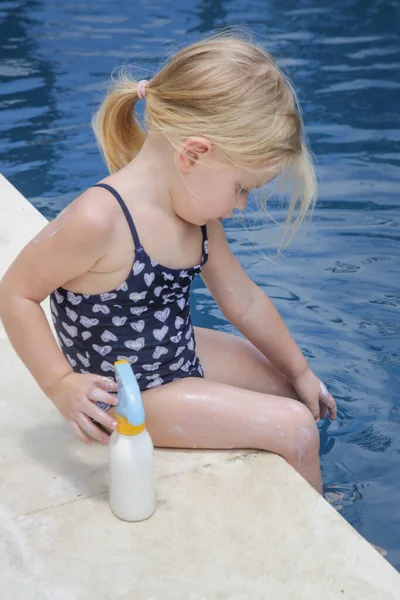 Χαριτωμένο Κοριτσάκι Που Εφαρμόζει Αντηλιακή Κρέμα Προστασίας Αντιηλιακή Κρέμα Για — Φωτογραφία Αρχείου