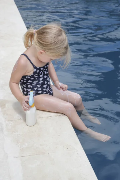 Χαριτωμένο Κοριτσάκι Που Εφαρμόζει Αντηλιακή Κρέμα Προστασίας Αντιηλιακή Κρέμα Για — Φωτογραφία Αρχείου