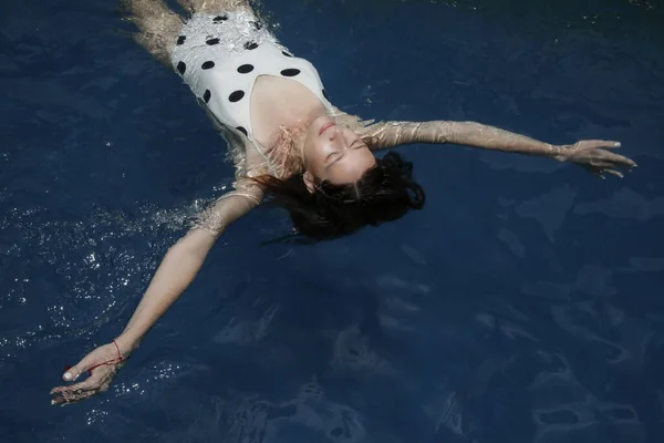 Retrato Franco Aire Libre Una Mujer Joven Traje Baño Lunares —  Fotos de Stock