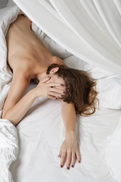 Νεαρή Μελαχρινή Γυναίκα Κοιμάται Στο Κρεβάτι Λευκά Σεντόνια Χαλαρωτικό Χρόνο — Φωτογραφία Αρχείου