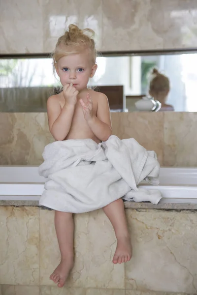 Portrait Jeune Fille Enveloppée Dans Une Serviette Dans Salle Bain — Photo