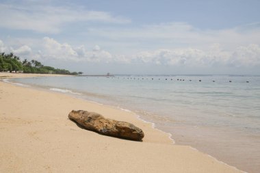 Koronavirüs kapatılırken kumsal bomboştu. Coronavirus salgını krizi. Corona Virüsü 'nün dünya çapındaki paniği nedeniyle turizm büyük bir krize giriyor..