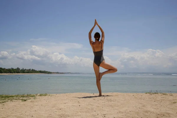 Jeune Femme Pratiquant Yoga Sur Plage — Photo