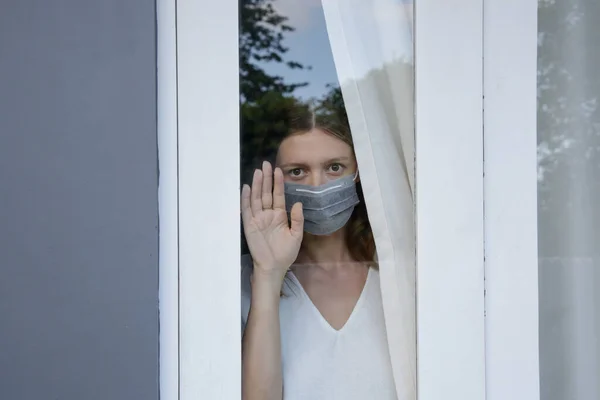 Jeune Femme Avec Masque Chirurgical Jetable Regardant Par Fenêtre Ennuyé — Photo