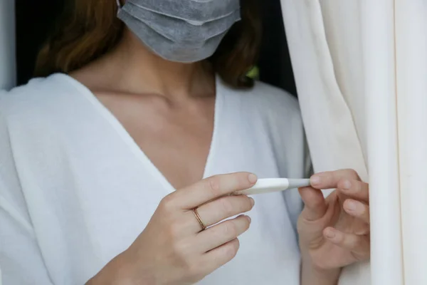 Feche Retrato Jovem Mulher Usando Máscara Médica Segurando Termômetro Febre — Fotografia de Stock