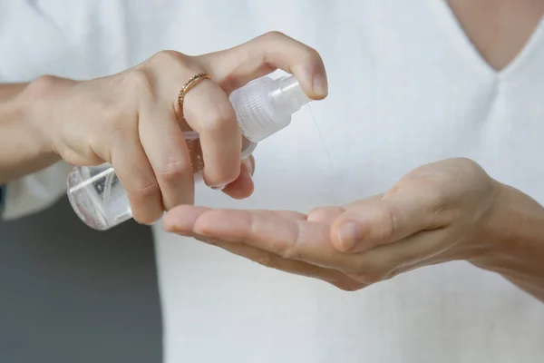 Mujer Que Aplica Desinfectante Manos Durante Coronavirus Brote Gripe Protección —  Fotos de Stock