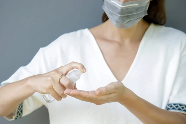 Femme Appliquant Désinfectant Pour Les Mains Pendant Épidémie Coronavirus Grippe — Photo