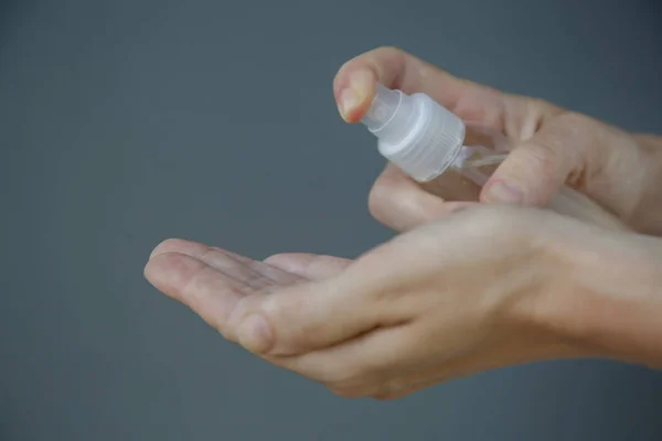 Mujer Que Aplica Desinfectante Manos Durante Coronavirus Brote Gripe Protección — Foto de Stock