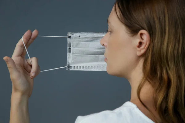 Close Portret Van Jonge Blanke Vrouw Met Beschermend Medisch Masker — Stockfoto