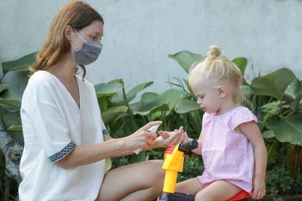 Mutter Und Kind Bei Coronavirus Und Grippeausbruch Mit Händedesinfektionsmittel Viren — Stockfoto