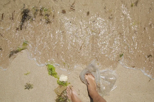 沙滩上的塑料垃圾 塑料污染概念 一次性塑料是一种人类成瘾 它正在摧毁我们的地球 影响我们的水 海洋生物和人类 — 图库照片