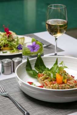 Quinoa salatası çeşitli sebzelerle servis edilir. Sağlıklı ve lezzetli vejetaryen yemeği. Enfes bir yemek. Yaratıcı restoran yemeği konsepti.