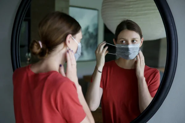 Młode Kobiety Zakładają Jednorazową Maskę Chirurgiczną Przed Wyjściem Domu Epidemia — Zdjęcie stockowe