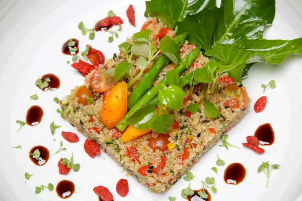 Quinoa Salát Podávaný Vith Různé Zeleniny Zdravé Lahodné Vegetariánské Jídlo — Stock fotografie