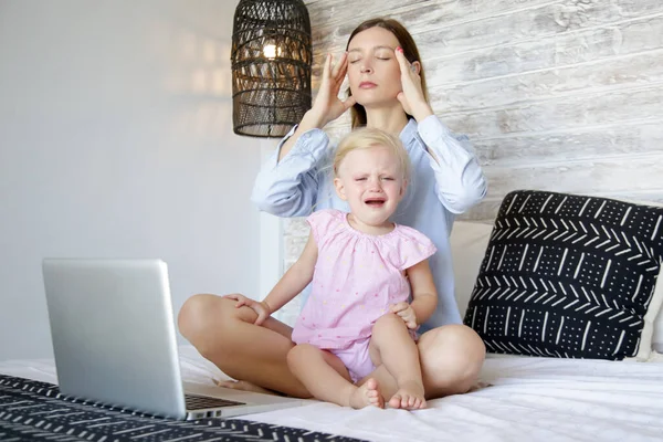 Jobba Hemifrån Med Liten Ung Mamma Försöker Jobba Laptop Medan — Stockfoto