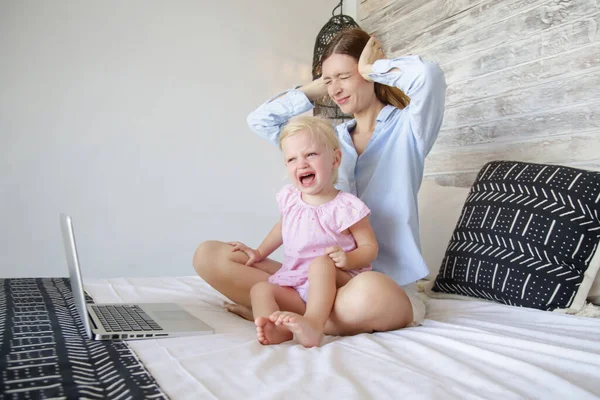 Jobba Hemifrån Med Liten Ung Mamma Försöker Jobba Laptop Medan — Stockfoto