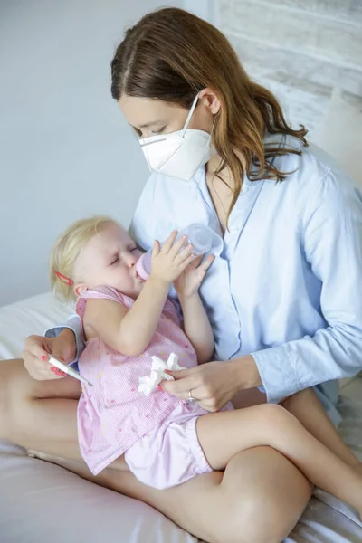 Worried Mother Sitting Bed Holding Her Little Toddler Girl Cold — Stock Photo, Image