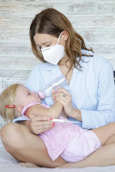 Besorgte Mutter Die Auf Dem Bett Sitzt Und Ihr Kleines — Stockfoto