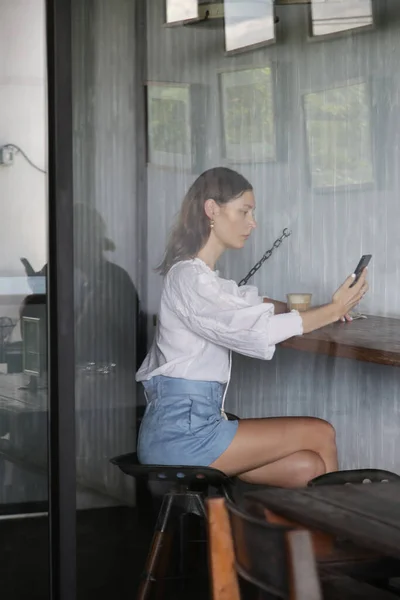 Frau Café Trinkt Kaffee Und Benutzt Ihr Handy — Stockfoto