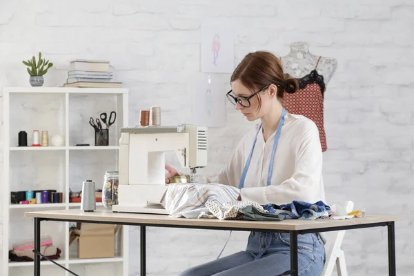 Woman Sewing Sewing Machine Small Studio Fashion Atelier Slow Fashion — Stock Photo, Image