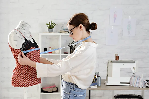 Sastre Ajusta Diseño Prendas Vestir Maniquí Taller Atelier Moda Moda — Foto de Stock