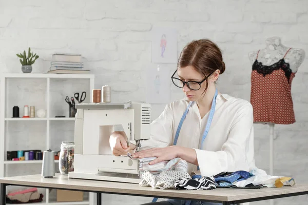 妇女在小工作室缝纫机上缝纫 时尚工作室 慢速时尚 裁缝工艺 手工制衣 — 图库照片