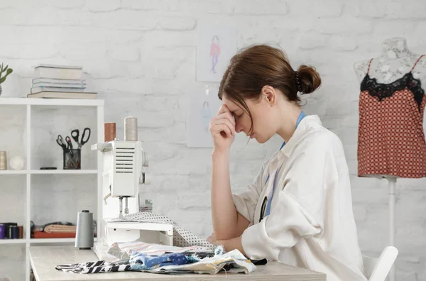 Slaperig Gefrustreerd Uitgeput Naaister Met Hoofdpijn Haar Bureau Problemen Met — Stockfoto