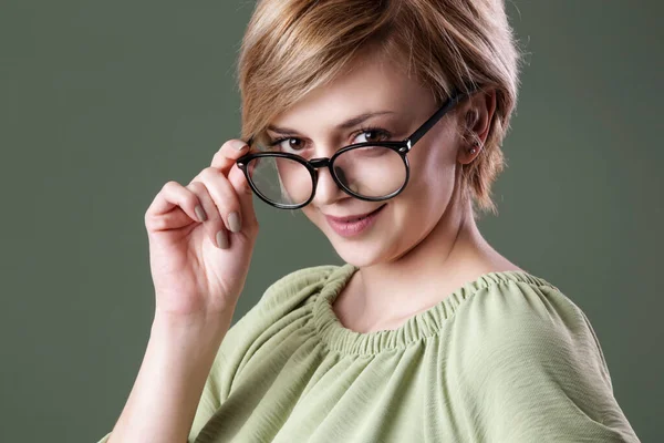 Estúdio Retrato Jovem Mulher Camisa Verde Vestindo Óculos Leitura Olhando — Fotografia de Stock