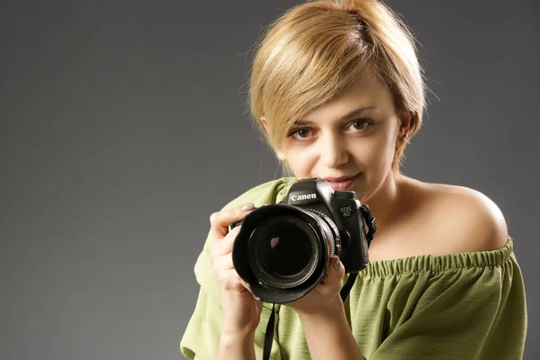 Studioaufnahme Einer Jungen Frau Mit Kamera — Stockfoto