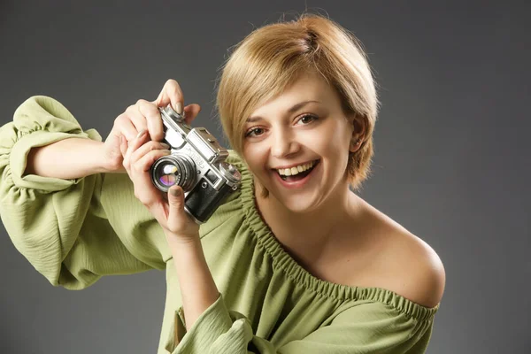 Στιγμιότυπο Από Μια Νεαρή Γυναίκα Που Κρατάει Κάμερα — Φωτογραφία Αρχείου