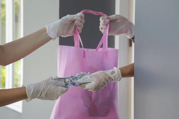 Mujer Voluntaria Trae Una Bolsa Con Alimentos Otros Comestibles Innecesarios —  Fotos de Stock