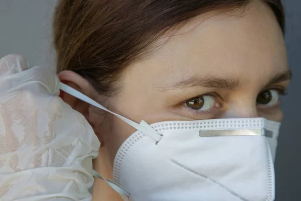 Retrato Cerca Una Joven Mujer Caucásica Con Máscara Médica Protectora —  Fotos de Stock