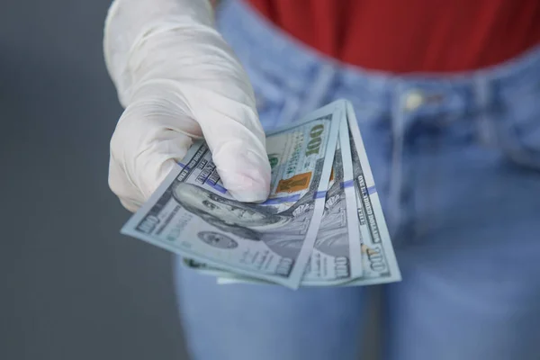 Mit Gummihandschuhen Geschützte Hände Die Papiergeldscheine Halten — Stockfoto