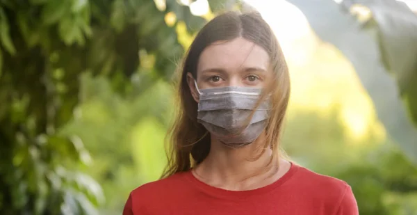 身穿防护医疗面具的年轻白人妇女的户外肖像 电晕流感病毒爆发或空气污染概念 — 图库照片