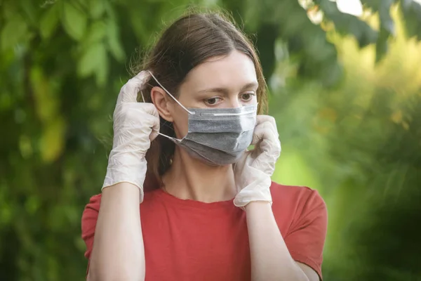 Retrato Aire Libre Una Joven Mujer Caucásica Con Máscara Médica —  Fotos de Stock